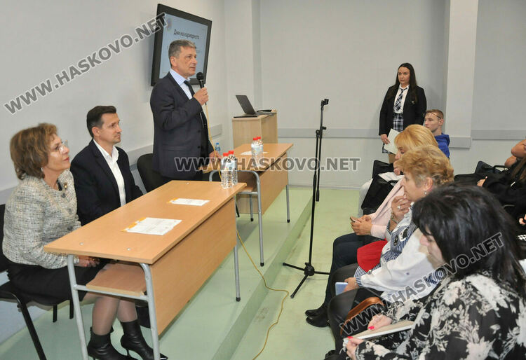 В Езиковата гимназия в Хасково организираха за първи път Дни на кариерното ориентиране по идея на ученици