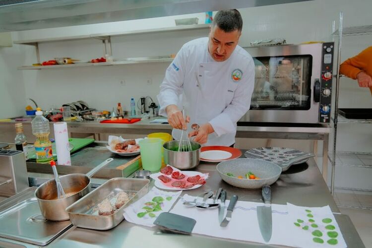 Кулинарен гуру с уроци по готварство в Гимназията по туризъм в Хасково