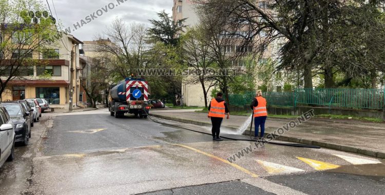 Мият улици по график в Хасково, включително и в дъжда