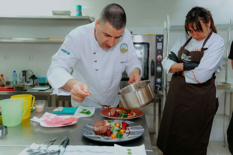 Кулинарен гуру с уроци по готварство в Гимназията по туризъм в Хасково