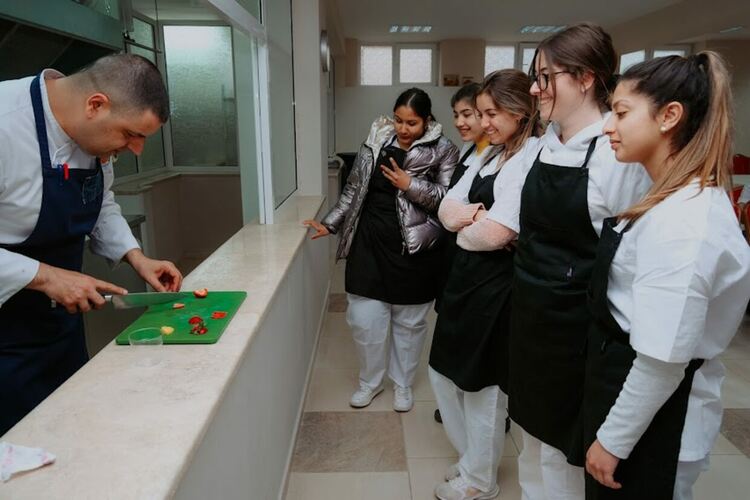 Кулинарен гуру с уроци по готварство в Гимназията по туризъм в Хасково