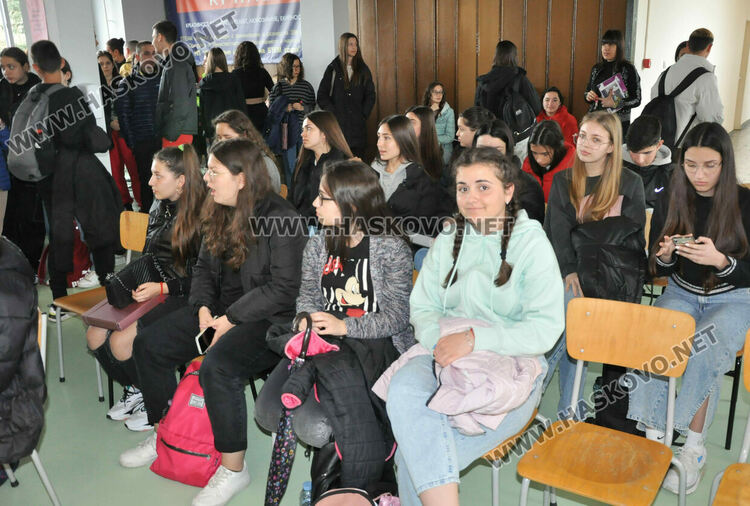 В Езиковата гимназия в Хасково организираха за първи път Дни на кариерното ориентиране по идея на ученици