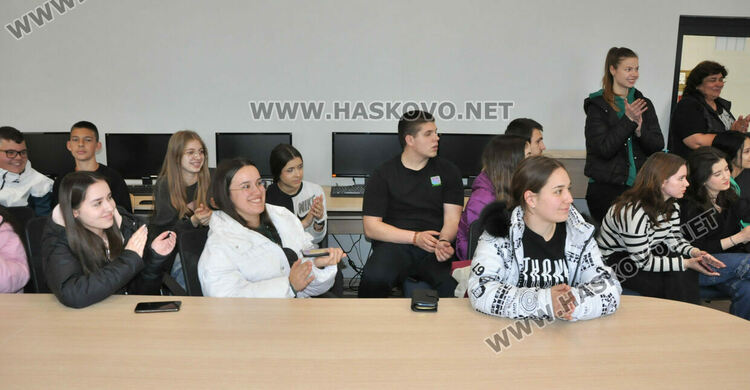 В Езиковата гимназия в Хасково организираха за първи път Дни на кариерното ориентиране по идея на ученици