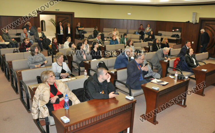 Най-крупните дарители на Хасково искали просветно средище в града, а на мястото е построена автогара