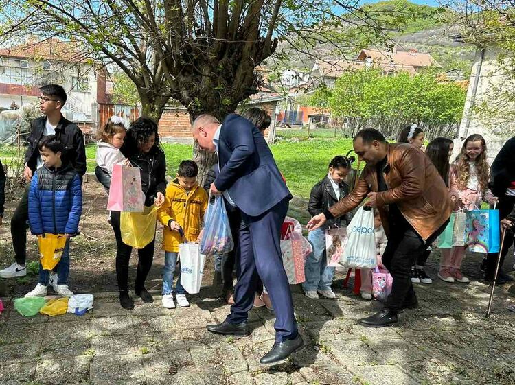 Кметът Митков раздаде лакомства на децата във Воден в Деня Арифе