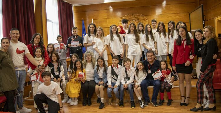 Награди за Хелфи и демонстрации по първа помощ в „Славейков“