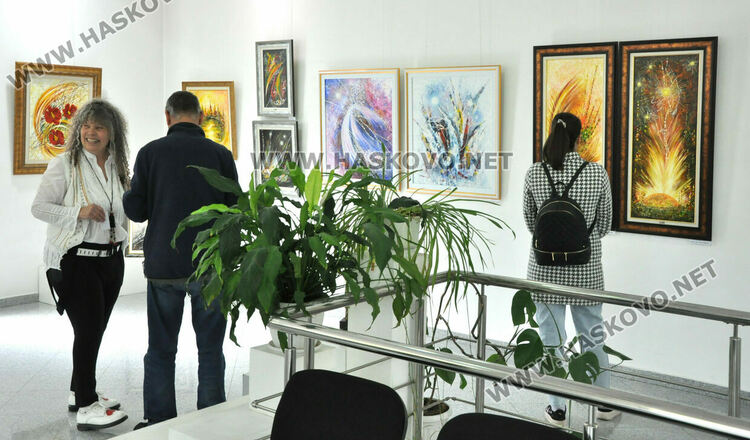 Снежана Генева показва картини с уловената пъстрота на природата