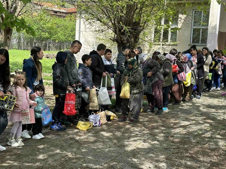 Кметът Митков раздаде лакомства на децата във Воден в Деня Арифе