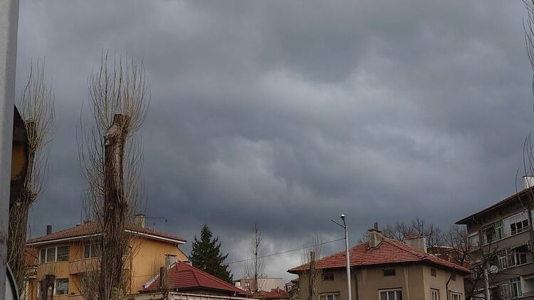 Променлива облачност, следобед дъжд с гръмотевици