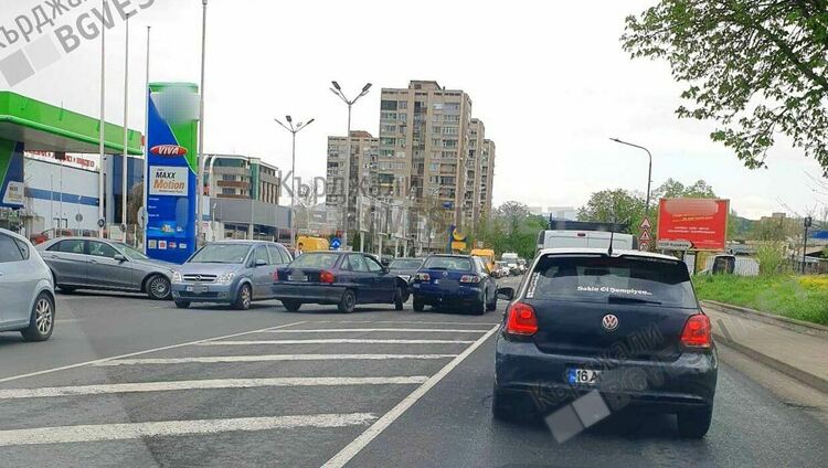 Катастрофа преди минути!Опел Астра и Мазда 6 огънаха ламарини на бул.“Беломорски“