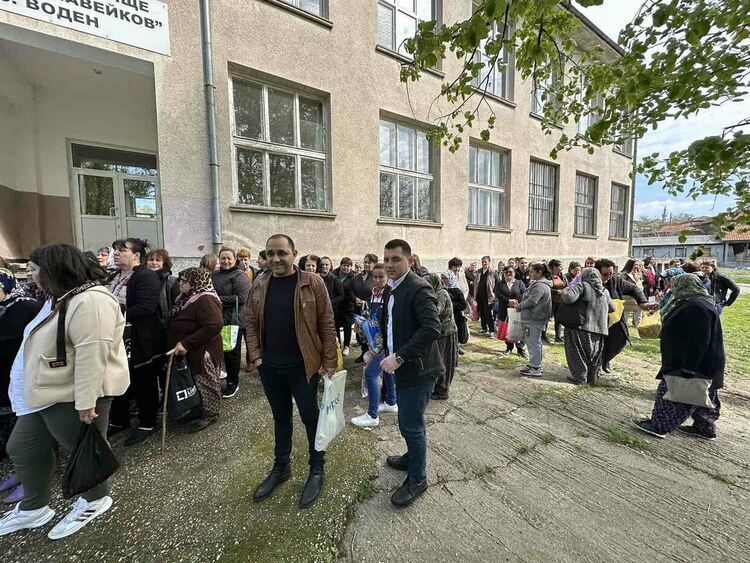 Кметът Митков раздаде лакомства на децата във Воден в Деня Арифе