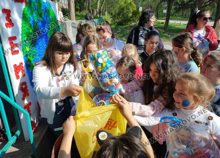 Децата в ОУ "Любен Каравелов" се присъединиха към каузата на „Капачки за бъдеще“