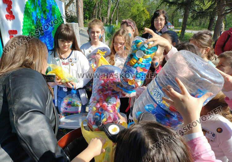 Децата в ОУ "Любен Каравелов" се присъединиха към каузата на „Капачки за бъдеще“