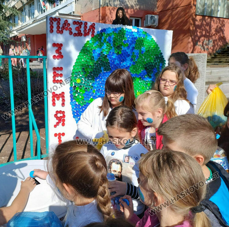 Децата в ОУ "Любен Каравелов" се присъединиха към каузата на „Капачки за бъдеще“