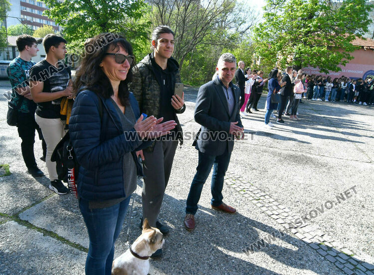 Извиха голямо хоро в двор на математическата гимназия на патронния си празник