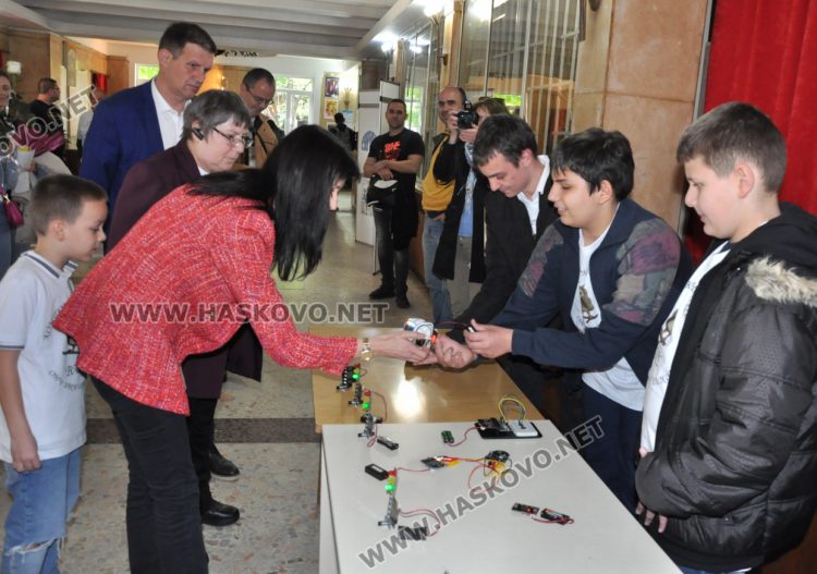 Мария Габриел: При прозрачност върху алгоритмите и данните, с които те боравят, изкуственият интелект е възможност