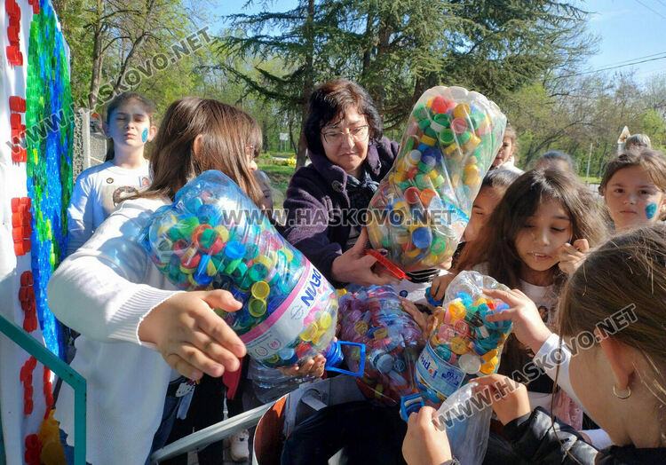 Децата в ОУ "Любен Каравелов" се присъединиха към каузата на „Капачки за бъдеще“