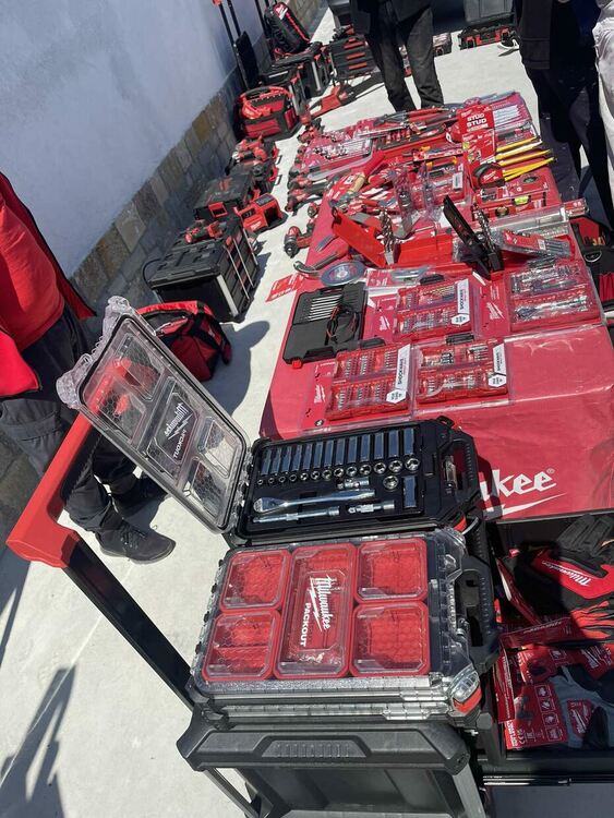 Производителят на керамични изделия "Младост" представи продуктите си в базата на "Строй - Ди"