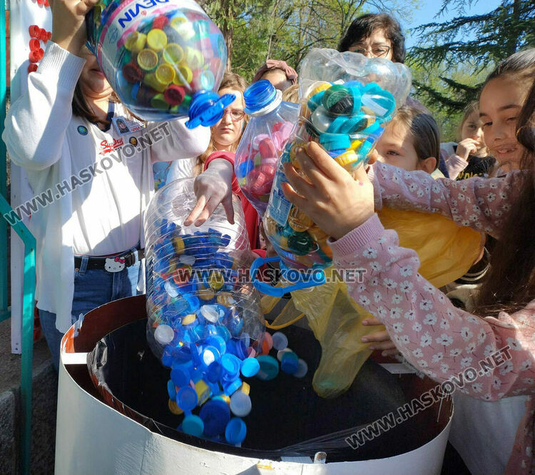 Децата в ОУ "Любен Каравелов" се присъединиха към каузата на „Капачки за бъдеще“