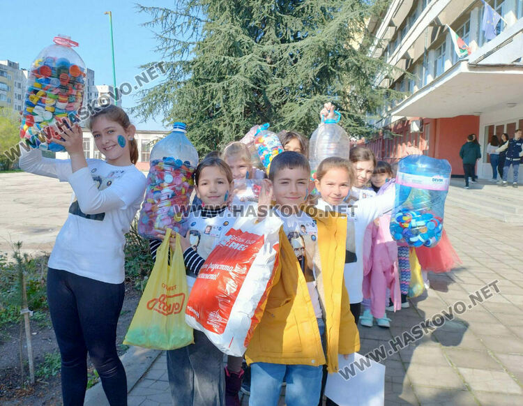 Децата в ОУ "Любен Каравелов" се присъединиха към каузата на „Капачки за бъдеще“