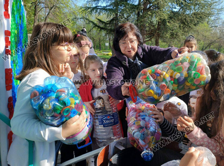 Децата в ОУ "Любен Каравелов" се присъединиха към каузата на „Капачки за бъдеще“