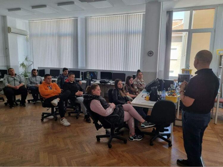 Поставиха начало на сътрудничество на "Златаров" с Гражданско движение "Будител"