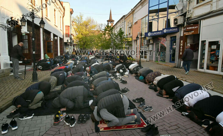 Мюсюлманите празнуват Рамазан байрам