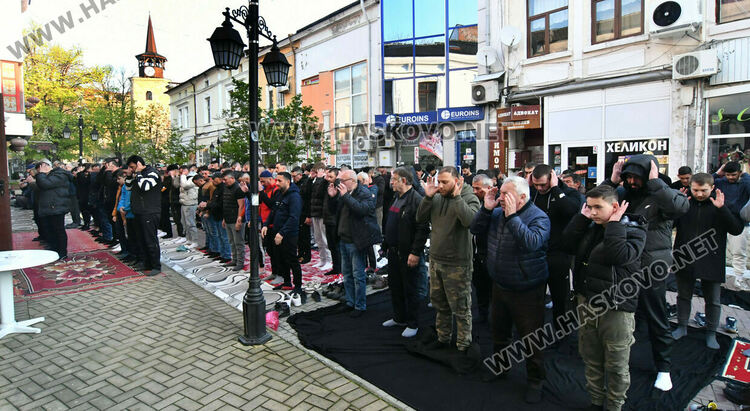 Мюсюлманите празнуват Рамазан байрам