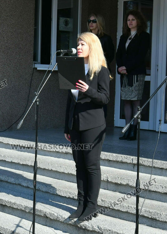 Извиха голямо хоро в двор на математическата гимназия на патронния си празник