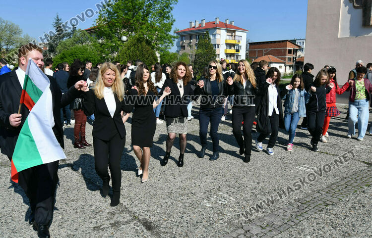 Извиха голямо хоро в двор на математическата гимназия на патронния си празник