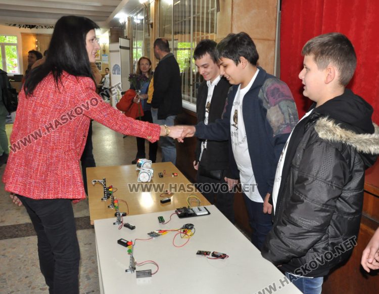 Мария Габриел: При прозрачност върху алгоритмите и данните, с които те боравят, изкуственият интелект е възможност