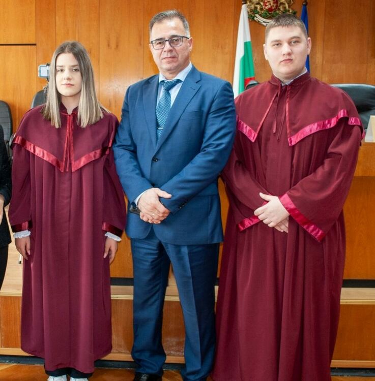 Десетокласници влязоха в ролите на съдии, прокурори и адвокати