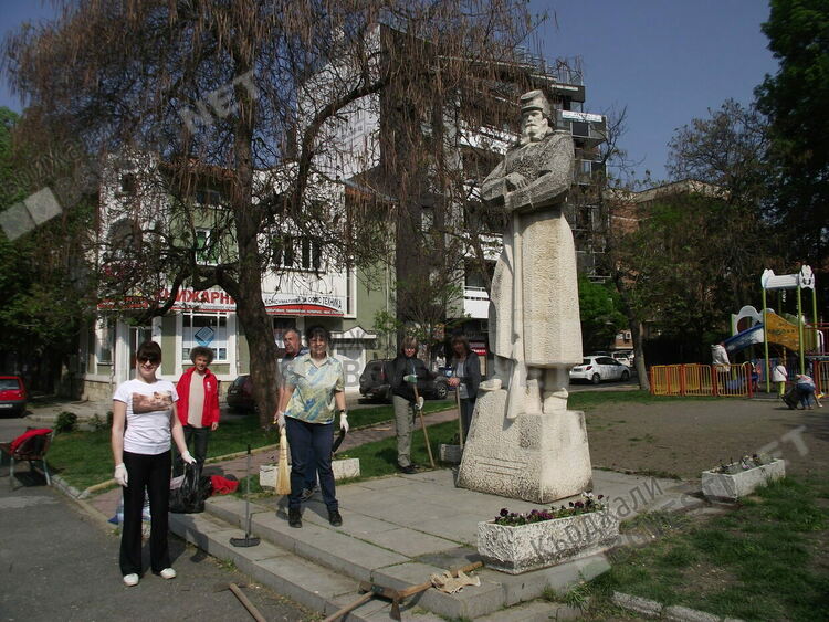 Канят жители на Кърджали на уборка около руските паметници