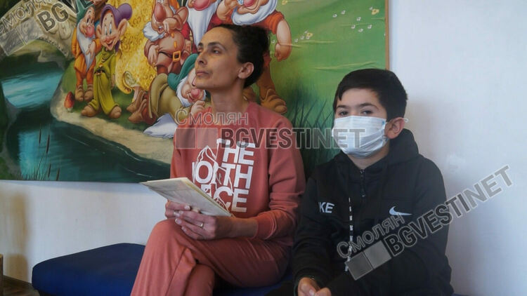 1600 лева събраха в ДГ "Родопчанче" за лечението на Любчо, посветиха спектакъла на 75-годишнината си