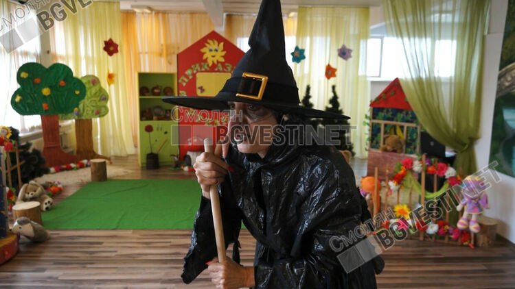 1600 лева събраха в ДГ "Родопчанче" за лечението на Любчо, посветиха спектакъла на 75-годишнината си