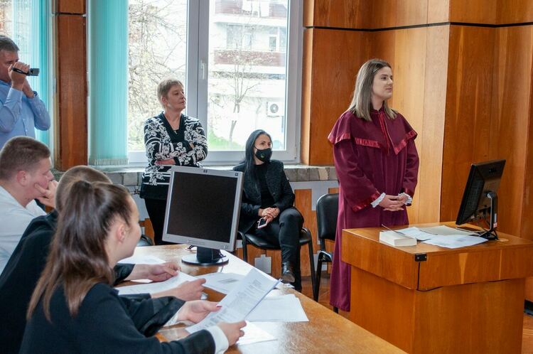 Десетокласници влязоха в ролите на съдии, прокурори и адвокати