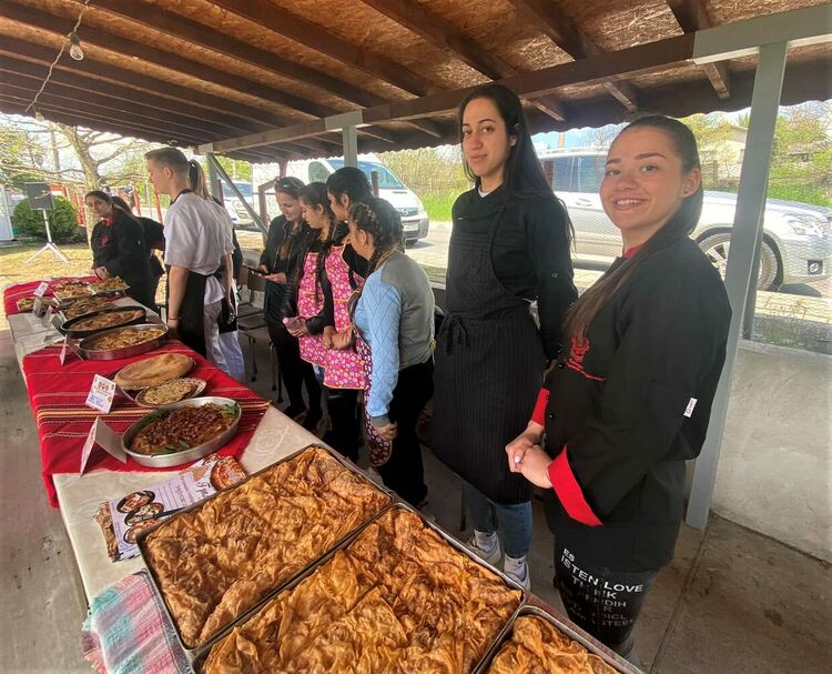 Ученици и студенти точиха баници в Райново на готварски събор