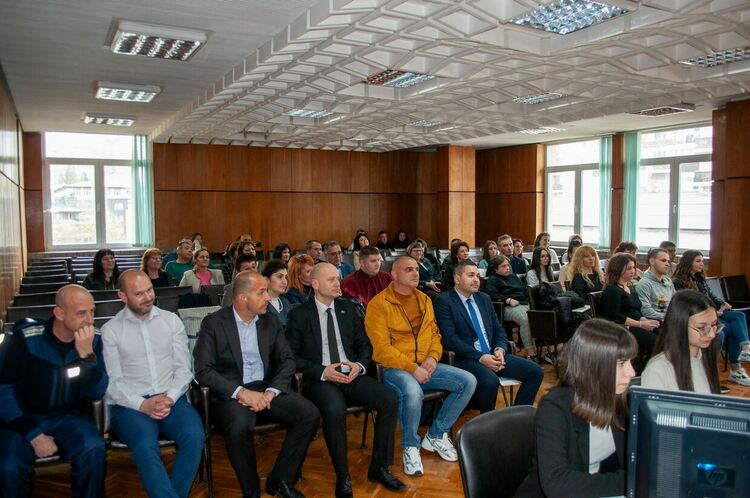Десетокласници влязоха в ролите на съдии, прокурори и адвокати