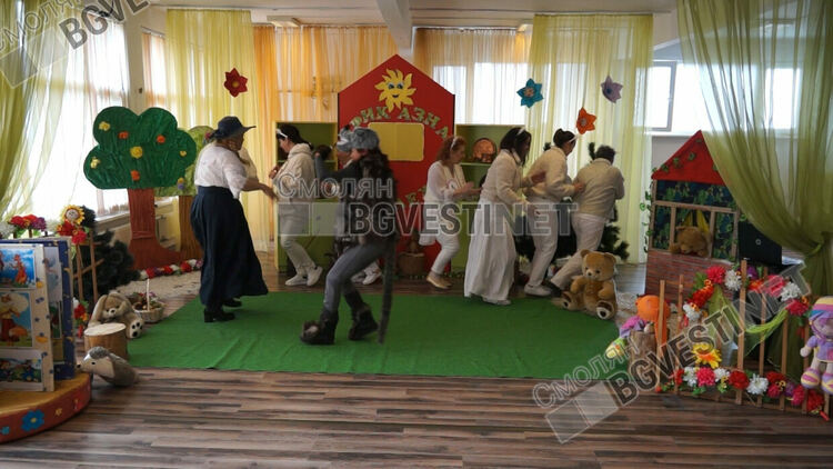 1600 лева събраха в ДГ "Родопчанче" за лечението на Любчо, посветиха спектакъла на 75-годишнината си