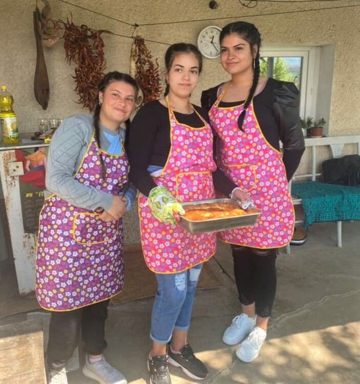 Ученици и студенти точиха баници в Райново на готварски събор