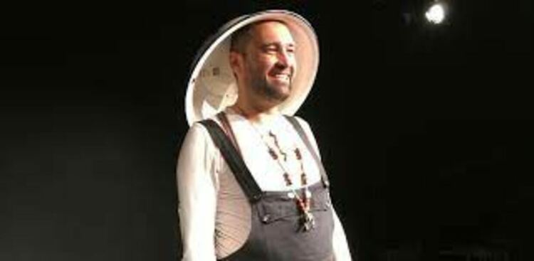 Боби Турбото с моноспектакъла "Извънземни страсти" в Смолян на 27 април