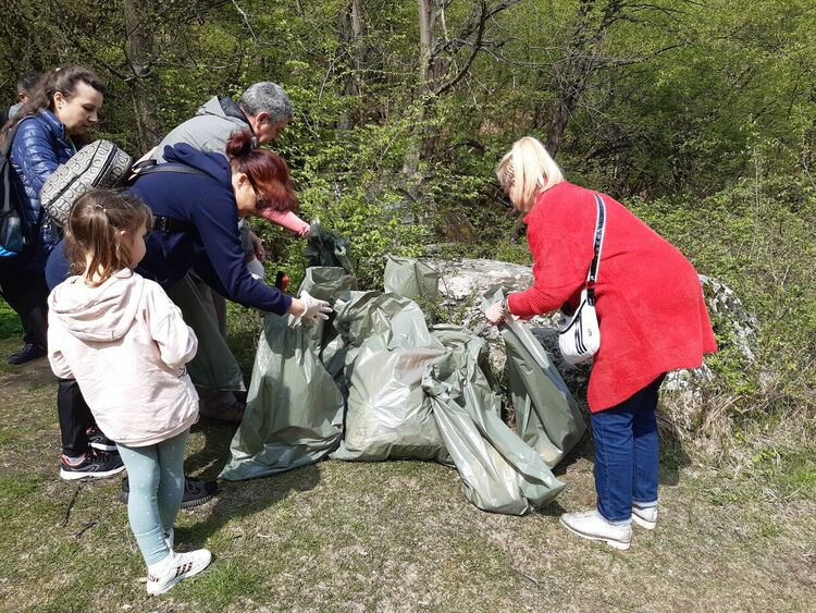 В Деня на Земята РИОСВ – Пловдив почисти замърсени eкопътеки в Царството на орхидеите