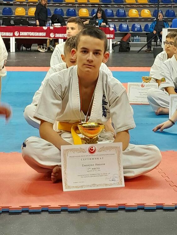 Емануил Иванов е републикански шампион по карате киокушин, върви по стъпките на брат си Златин