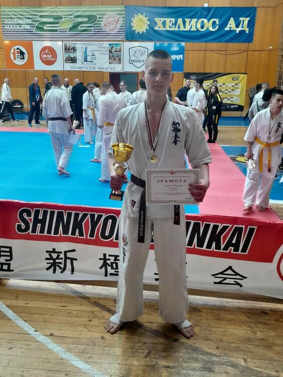 Емануил Иванов е републикански шампион по карате киокушин, върви по стъпките на брат си Златин
