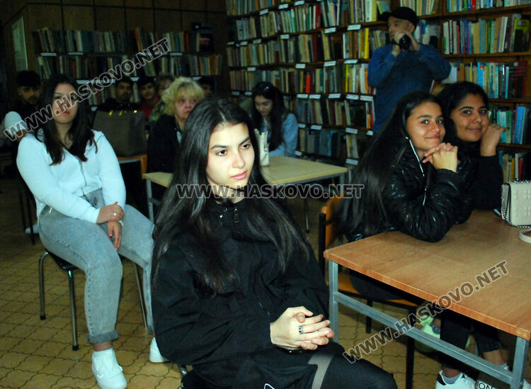 Представиха сборник за 95 г. от създаването на ПГЛП „Райна Княгиня“