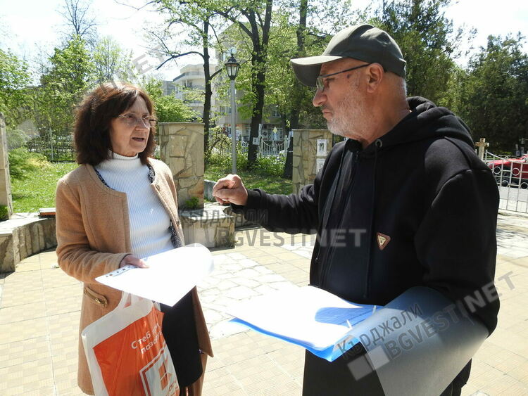 Кърджалийци с молитва в памет на жертвите от войната в Украйна, събират подписи за мир и неутралитет
