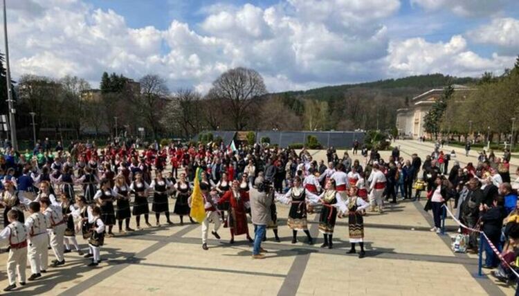  Проведе фолклорния танцов фестивал "Приятели чрез танца"