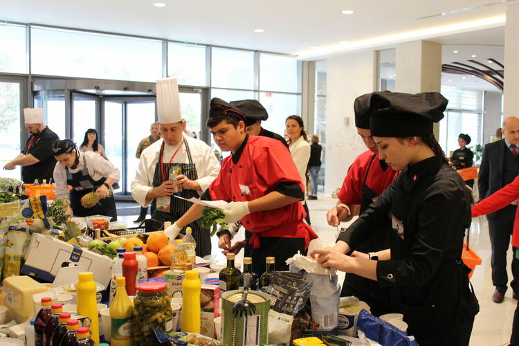 Ученици от Гимназията по туризъм с грамоти от Национално състезание за готварство и хотелиерство