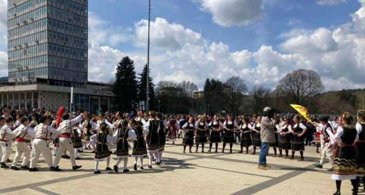  Проведе фолклорния танцов фестивал "Приятели чрез танца"