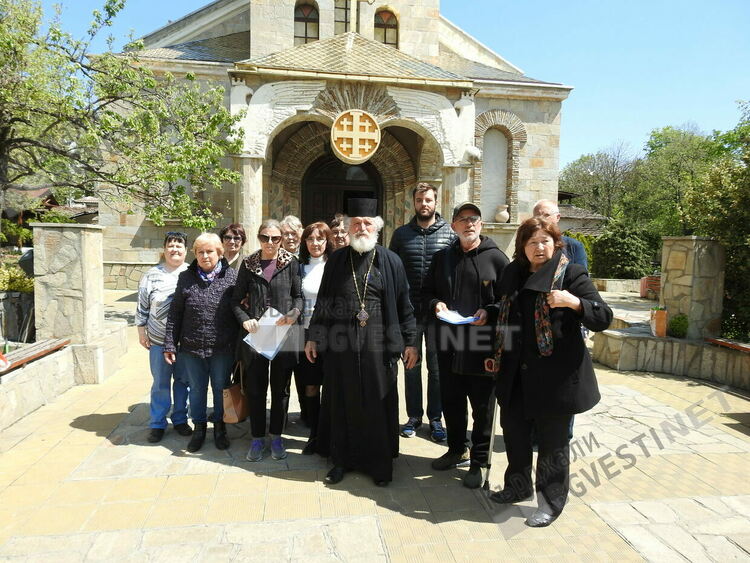 Кърджалийци с молитва в памет на жертвите от войната в Украйна, събират подписи за мир и неутралитет